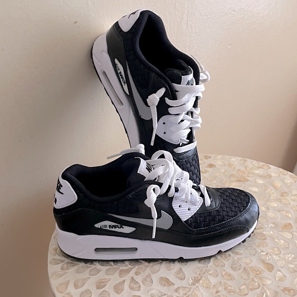 NWOT NIKE AIRMAX BLACK/WHITE SZ 5Y
